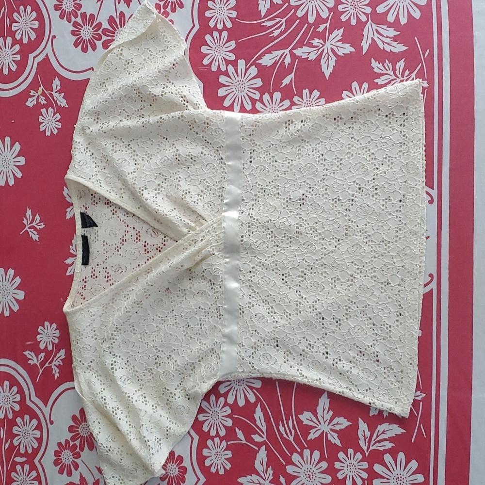 3/$25 New York and Company stretch lace butterfly sleeve shirt sz xs